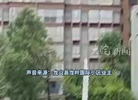 湖南龙山一小区车库被淹 有业主移车时失联 社区书记：4人失联 正抽水搜救