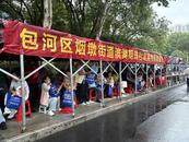 高考首日合肥大雨滂沱 社區為考生家長支起避雨長廊