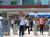 安徽淮南：首批完考考生走出考場