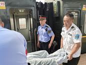 旅客剛做完大手術(shù)無(wú)法自行下車 車務(wù)人員“抬”出暖心服務(wù)