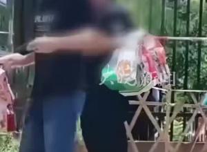 湖南一高校保安將多個外賣扔入垃圾桶  校方回應