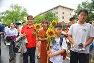 “一舉奪魁”！家人手捧自家種植向日葵送考