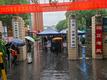 六安考生冒雨走进考点，现场秩序井然