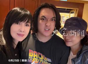 57歲周慧敏淡妝出鏡！吳鎮(zhèn)宇兒子費曼曬與“玉女掌門人”合影