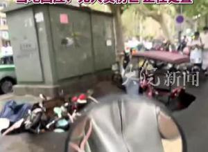 鄭州一道路塌陷出現大坑 多輛電動車陷入 當地回應：無人員傷亡，正在處置