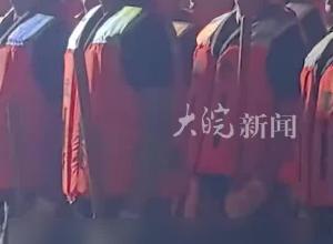 湖南澧水河一线堤防 发生7处管涌险情  武警官兵紧急封堵中
