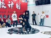 合肥大學(xué)生在地鐵站內(nèi)舉行街舞大賽  中國科大選手獲團(tuán)體賽冠軍