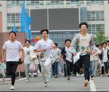 2025高考落幕，考點外超大橫幅搶鏡