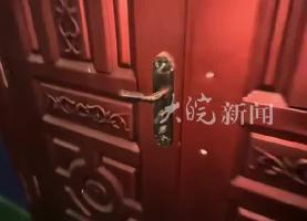 湖北宣恩遭遇强降水 一房主开门发现水即将冲进屋