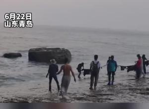 海軍現役軍人沖進大海 風浪中拽回生命的瞬間太帥了