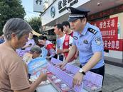 歙縣富堨鎮：仿真毒品“現身”街頭，沉浸式禁毒宣傳筑牢全民防毒防線