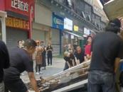 一奶茶店招牌掉落砸中過路女子，商場管理方：女子被送醫，事故原因正排查