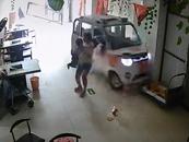 河南一輛四輪車失控撞進店中，11歲女孩勇救1歲半妹妹 