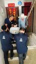 暖心！业主摔伤腿物业经理带队将其抬回5楼家中