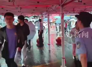 考场外警号含“985”的民警 成高考首日“吉祥物” 进场考生纷纷与之击掌