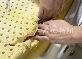 孩子睡觉时总打喷嚏 男子剪开用了10年的乳胶床垫 发现内部已粉末化
