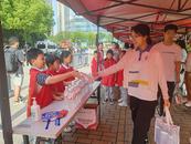 合肥一中考考点外 一群小小“红马甲”正在忙碌