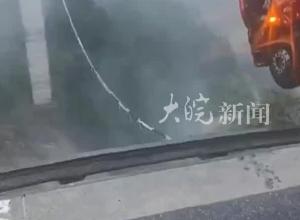 廈蓉高速猴子河特大橋引橋 因持續強降雨發生垮塌
