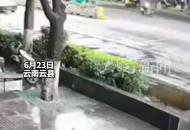 云南一路面塌陷汽車原地起跳飛躍大坑  官方:無人員傷亡 正在修復(fù)路面
