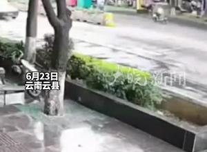 云南一路面塌陷汽車原地起跳飛躍大坑  官方:無(wú)人員傷亡 正在修復(fù)路面
