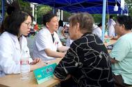 安徽巢湖：中醫“出攤”，夜市也有“養生局”