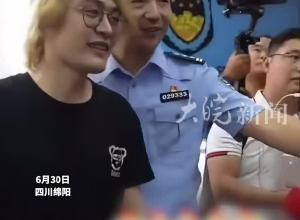 2歲時被爺爺女友拐走拋棄 家人苦尋28年終于相認 爺爺抱著孫兒淚流滿面