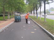 烈日下的橘色身影，公路養護工的