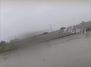 女子落水命懸一線  安徽郎溪特警跳河救人