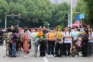 合肥一考場點外母女售賣手工花為考生送上祝福