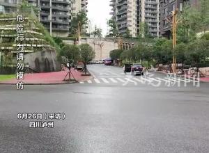 車輛溜坡女子緊緊拽住車門，邊驚聲尖叫邊被帶著跑，大叔將車一把拉住
