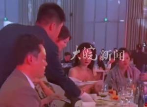 37歲劉亦菲亮相白玉蘭提名晚宴上菜后第一件事：先拿出手機拍照
