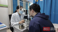 男子誤將502滴入右眼，強忍刺痛扒開！醫生：應立即用大量清水沖洗