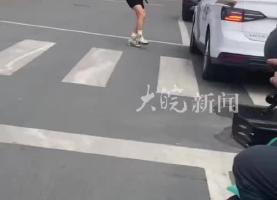 39岁女网红违停被罚情绪失控 跳上警车引擎盖吼叫 警方通报：行拘
