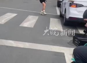 39岁女网红违停被罚情绪失控 跳上警车引擎盖吼叫 警方通报：行拘
