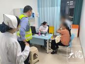 婴儿呼吸困难赶往阜阳就医   交警紧急协助入院