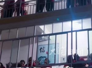 “张老师，我们爱你！”最后一晚 高三姑娘们 向张桂梅老师道别
