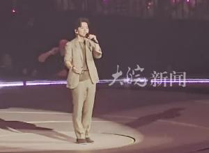 李健“萬物安生時”巡演合肥場 萬人大合唱《傳奇》  李?。汉戏视^眾樂感驚人