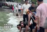 男孩跌入湍流被吸入橋洞下眾人激流中合力拽回墜河男孩