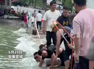 男孩跌入湍流被吸入橋洞下眾人激流中合力拽回墜河男孩