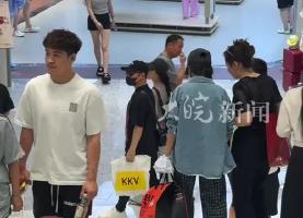网友新疆偶遇汪峰和森林北逛街 两人手牵手 看起来十分恩爱