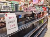 永輝超市六安萬達店閉店前“淘貨”市民仍很多
