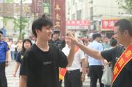 兒子高考不用陪，他為其他高考生“送考”