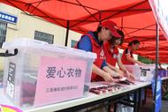 考點外的“紅馬甲”為高考護航