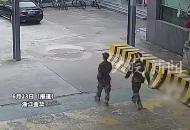 一名男子在街上強行拉扯兩名女子，武警官兵見狀飛奔上前一招制服