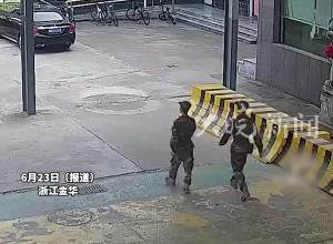 一名男子在街上強(qiáng)行拉扯兩名女子，武警官兵見(jiàn)狀飛奔上前一招制服