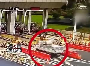 货车运输贵重货物突遭暴雨， 收费站工作人员救回5万多元货物
