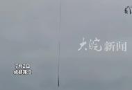 成都蒲江一男子通宵夜釣 早上突然漲水被困河中央 消防員出動大型無人機成功救援