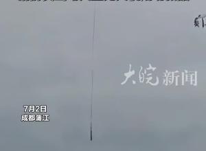 成都蒲江一男子通宵夜钓 早上突然涨水被困河中央 消防员出动大型无人机成功救援