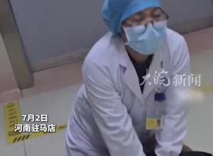   时间就是生命！男子在医院突发心梗 医护人员一边跪地狂按一边呼叫同事赶来支援
