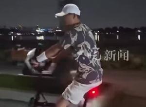 网友偶遇马云西湖边单车夜骑 一身休闲运动装  马云笑着说“很凉快”
